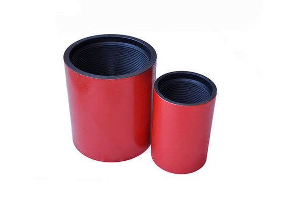 API Tubing Coupling dengan benang di kedua ujung yang digunakan untuk menghubungkan pipa