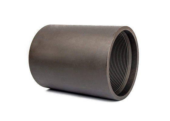 API Tubing Coupling dengan benang di kedua ujung yang digunakan untuk menghubungkan pipa